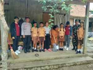 Bhabinkamtibmas Bedulu Berikan Pendampingan Bakti Sosial Kepada Warga Kurang Mampu