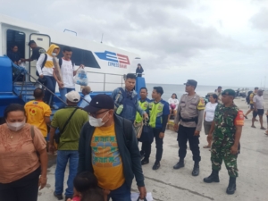 Piket Koramil 1627-01/Baa Sertu Yunus Ketti Laksanakan Pemantauan KMP Express Bahari 8E di Pelabuhan Ba’a