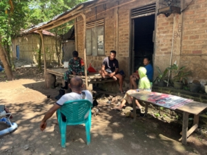 Wujudkan Kemanunggalan TNI-Rakyat, Babinsa Omesuri Gelar Komsos di Desa Meluiting