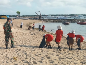 Pembersihan Pantai di Tanjung Benoa Kerja Sama Babinsa, Sekolah, dan Hotel