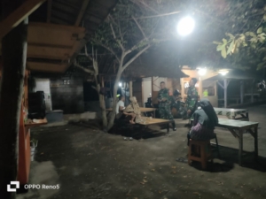 ‎Tingkatkan Kamtibmas, Babinsa Banjar Sari Aktif Pantau Aktivitas Warga Pantai Labuhan Haji