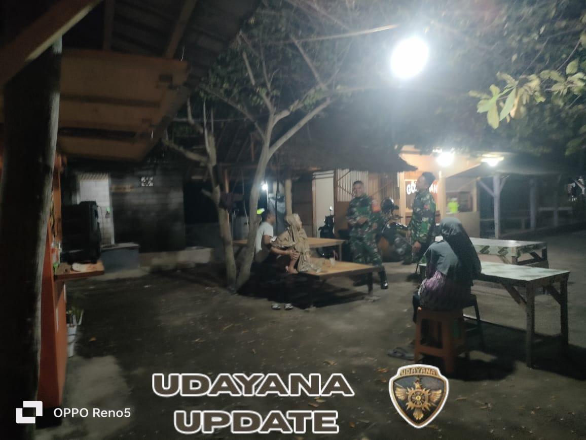 Tingkatkan Kamtibmas, Babinsa Banjar Sari Aktif Pantau Aktivitas Warga Pantai Labuhan Haji