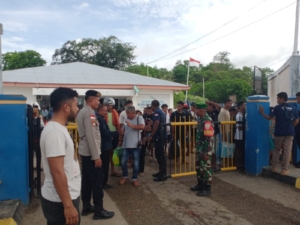 Babinsa Koramil 1627-02/Pantai Baru Sertu Andre T Amankan Aktivitas KMP Kalibodri di Pelabuhan Pantai Baru