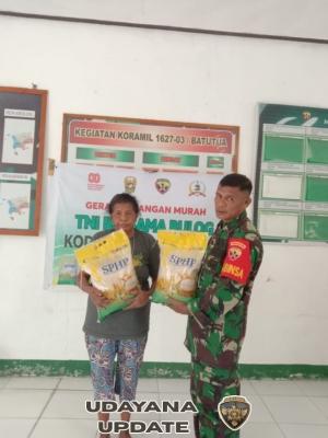 Babinsa Koramil 1627-03/Batutua Kerja Armindo Da Silva Salurkan Beras SPHP untuk Masyarakat Kurang Mampu