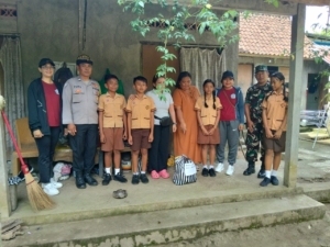 TNI Hadir di Tengah Masyarakat Lewat Kegiatan Sosial Berbagi Sembako