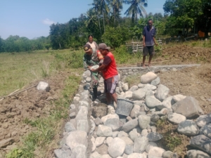 Babinsa Koramil 06/Karera Monitoring Pekerjaan Irigasi di Desa Tandula Jangga