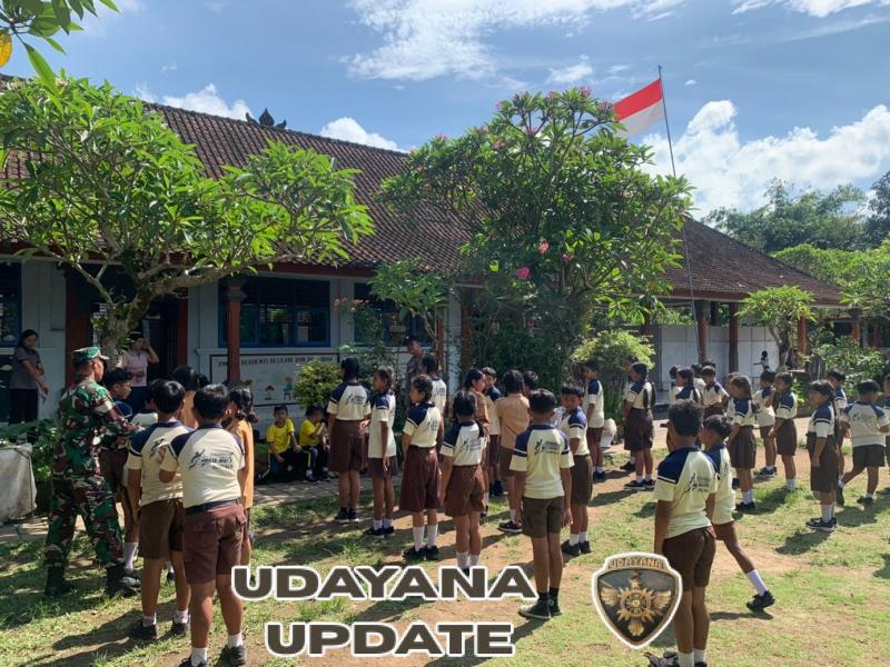 Babinsa Pejeng Kaja Latih PBB Siswa SDN 1 untuk Tingkatkan Kedisiplinan