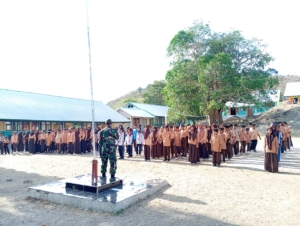 Sertu Nasrullah Latih Siswa SMPN 02 Plampang Baris-Berbaris dan Tata Upacara dengan Semangat Kebangsaan