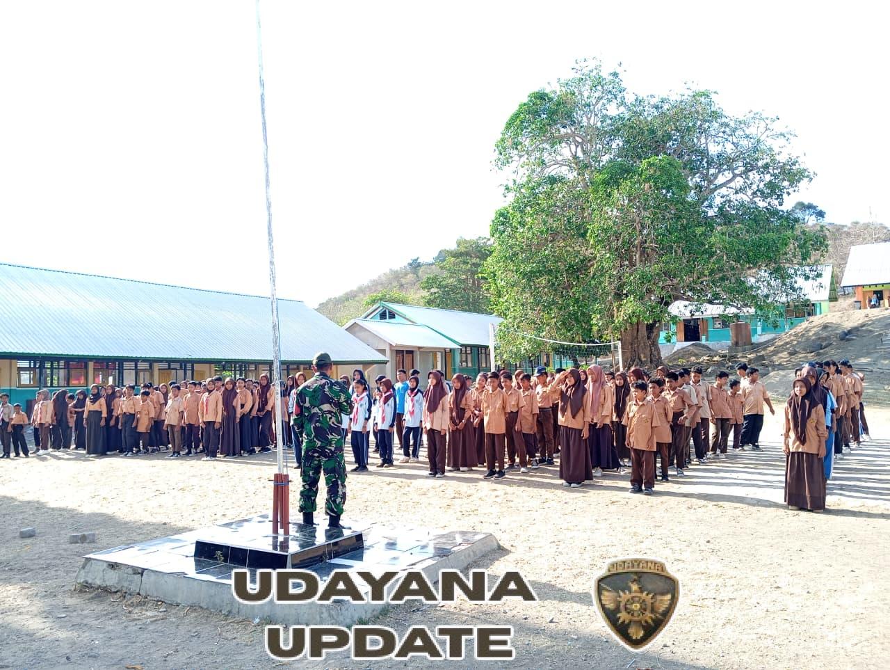 Sertu Nasrullah Latih Siswa SMPN 02 Plampang Baris-Berbaris dan Tata Upacara dengan Semangat Kebangsaan