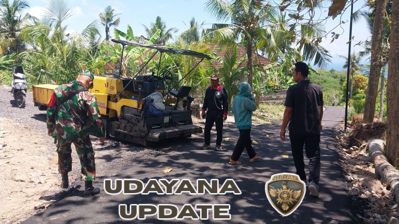 Babinsa Pejukutan Bersama Perbekel Dan Tim Verifikasi Tinjau Pengerjaan Pengaspalan Jalan Ampel Dungun