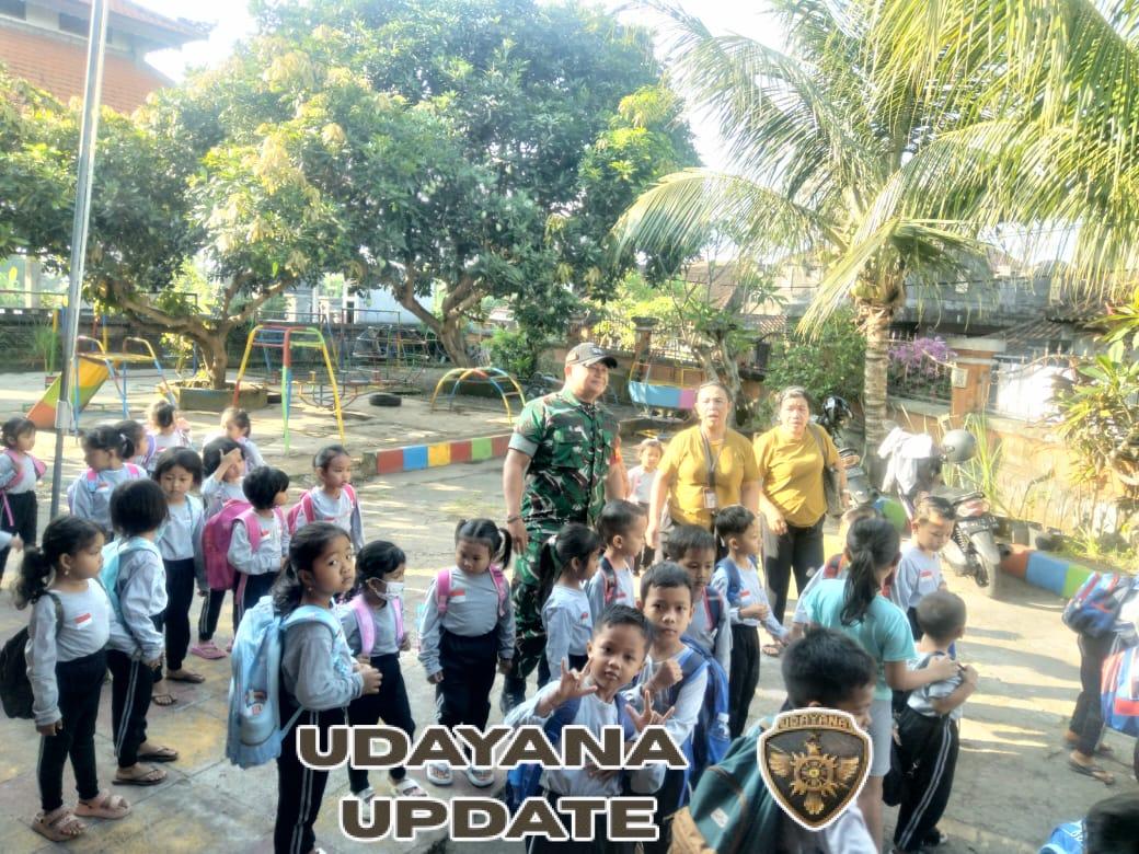 Babinsa Koramil Klungkung Dampingi Kegiatan Renang TK Negeri Semarapura Kaja