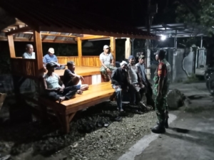 Babinsa Simpasai Gelar Patroli dan Ronda Malam Bersama Warga untuk Jaga Kamtibmas