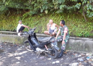 Tingkatkan Sinergi, Babinsa Jehem Turun ke Lapangan Jalin Komsos dengan Warga