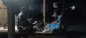 Babinsa Koramil 1628-02/Sekongkang Gelar Patroli Malam, Imbau Warga Jaga Keamanan Lingkungan