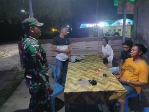 Babinsa Desa Pasir Putih Gelar Patroli Malam di Tempat Hiburan, Imbau Warga Jaga Ketertiban