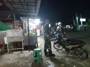 Sinergi TNI dan Warga, Babinsa Koramil 1628-03/Seteluk Pastikan Situasi Malam Aman dan Kondusif