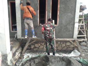 TNI dan Rakyat Bersatu, Babinsa Koramil 1628-03/Seteluk Bantu Warga Perbaiki Rumah