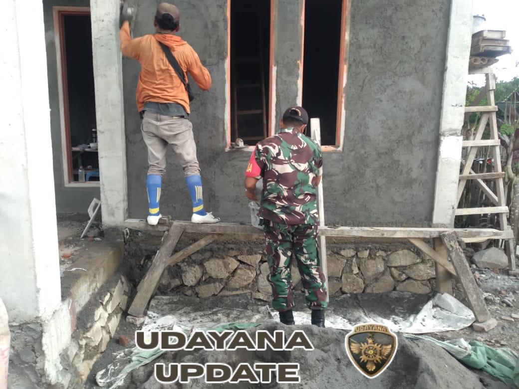 TNI dan Rakyat Bersatu, Babinsa Koramil 1628-03/Seteluk Bantu Warga Perbaiki Rumah