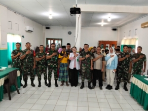 Pendampingan Pemeriksaan Screening Mata di Kecamatan Sape oleh Anggota Koramil 1608-03