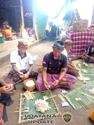 Babinsa Keliki Hadiri Kegiatan Mebat, Wujud Kepedulian terhadap Tradisi Adat