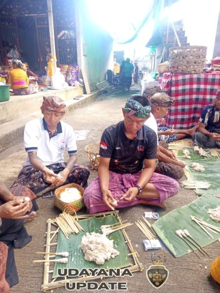 Babinsa Keliki Hadiri Kegiatan Mebat, Wujud Kepedulian terhadap Tradisi Adat