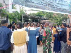 Babinsa Serka Silvester Berek Amankan Misa Komuni Pertama di Gereja St. Kristoforus Baa