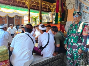 Babinsa Sidan Hadiri Upacara Ngasti, Wujud Penghormatan dan Sinergi dengan Warga