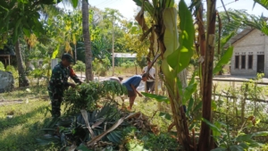 Babinsa Waingapu dan Warga Desa Kambatatana Gelar Kerja Bakti Bersama