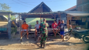 Babinsa Kandai Satu Ajak Warga Sambitangga Jaga Kamtibmas dan Isi Waktu dengan Kegiatan Positif