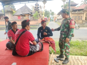 Babinsa Desa Tiga Laksanakan Komsos dengan Pecalang Bahas Pengamanan Upacara Keagamaan