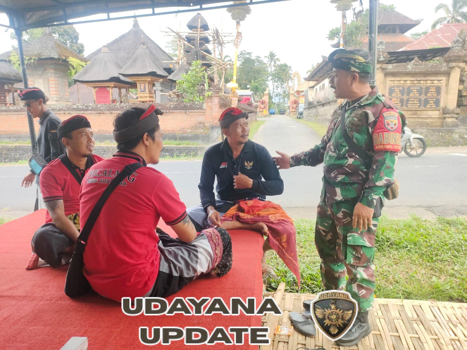 Babinsa Desa Tiga Laksanakan Komsos dengan Pecalang Bahas Pengamanan Upacara Keagamaan