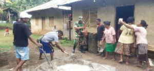 Babinsa Ajak Warga Welai Selatan Gotong Royong Bangun Rumah Warga