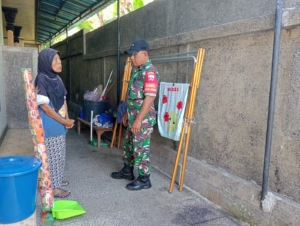 Babinsa Koramil Dawan Salurkan Bantuan Alkap harian Kepada Warga Di Desa Kampung Kusamba