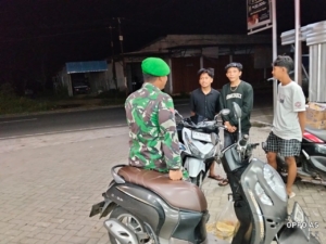 Babinsa Koramil 1628-03/Seteluk Gelar Patroli Malam Jaga Kondusivitas Wilayah