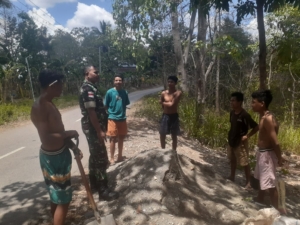 Babinsa TTU Ajak Pemuda Hindari Miras dalam Komsos di Desa Haulasi