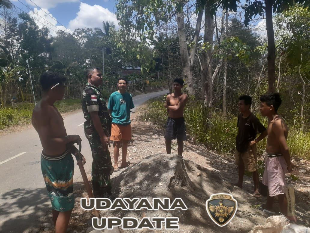 Babinsa TTU Ajak Pemuda Hindari Miras dalam Komsos di Desa Haulasi