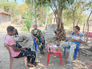 Babinsa Sertu Soares Laksanakan Komsos dan Pemantauan Wilayah di Desa Oehalo