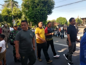 Sinergi Babinsa dan Bhabinkamtibmas Jaga Ketertiban Gelar Pangan Murah di Taman Kota Singaraja