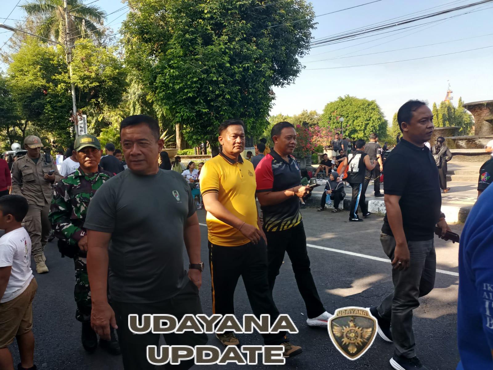 Sinergi Babinsa dan Bhabinkamtibmas Jaga Ketertiban Gelar Pangan Murah di Taman Kota Singaraja