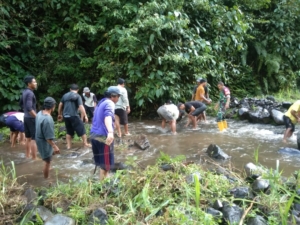 Sinergi Babinsa dan Warga Sudaji dalam Gotong Royong Angkat Batu Demi Pembangunan Jalan