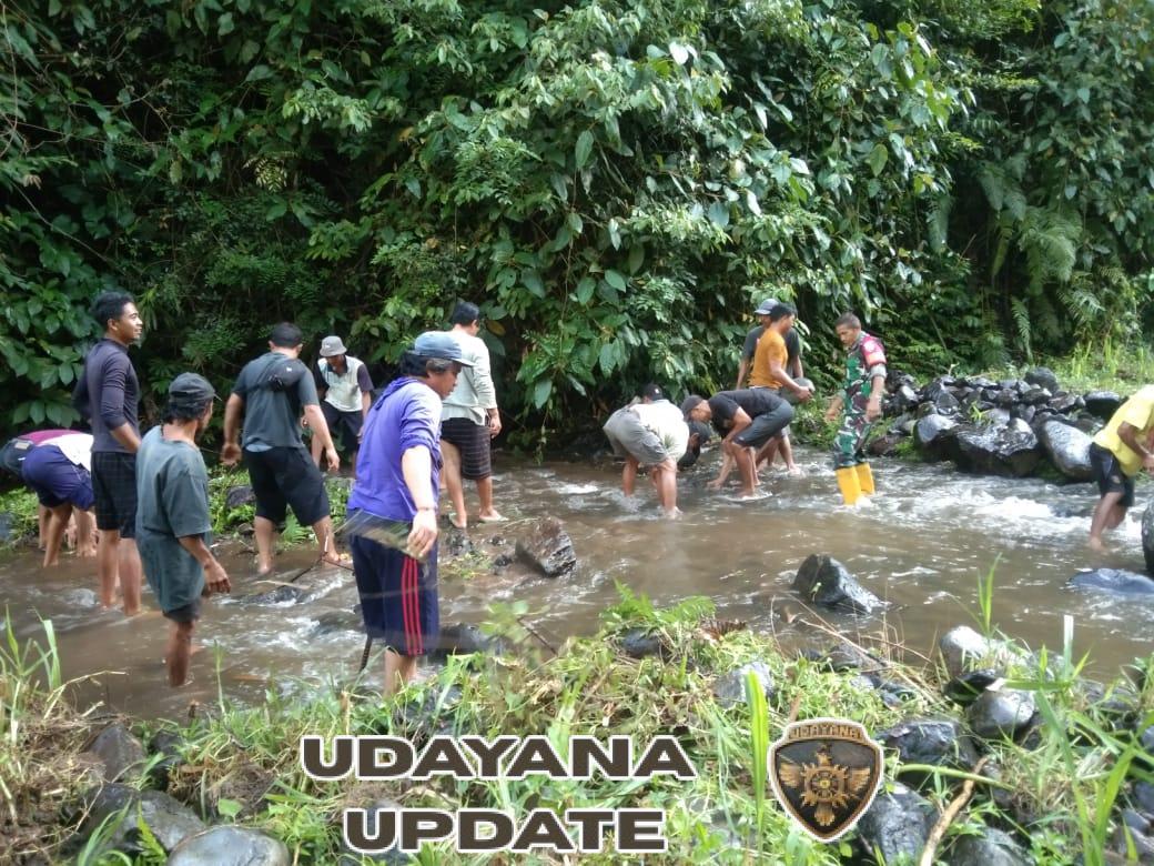 Sinergi Babinsa dan Warga Sudaji dalam Gotong Royong Angkat Batu Demi Pembangunan Jalan