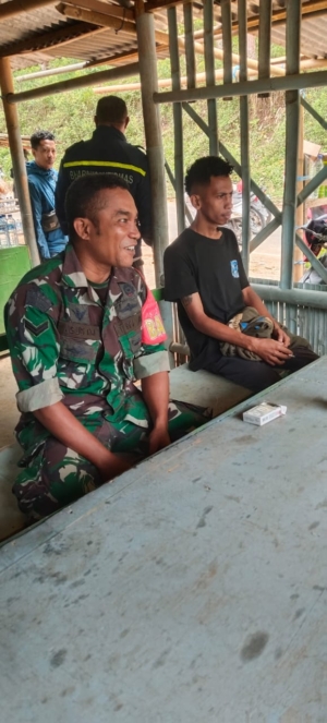 Babinsa Kodim 1602/Ende Sambangi Warga Randoria, Ajak Jaga Ketertiban dan Keamanan