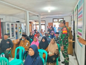 Demi Kelancaran Penyaluran Bantuan, Babinsa Tamekan Pastikan Pembuatan Kartu BPNT Berjalan Lancar