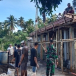 Dekat dengan Rakyat, Babinsa Koramil 1624-02/Adonara Bantu Warga Desa Horowura Bangun Rumah