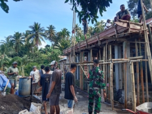 Dekat dengan Rakyat, Babinsa Koramil 1624-02/Adonara Bantu Warga Desa Horowura Bangun Rumah