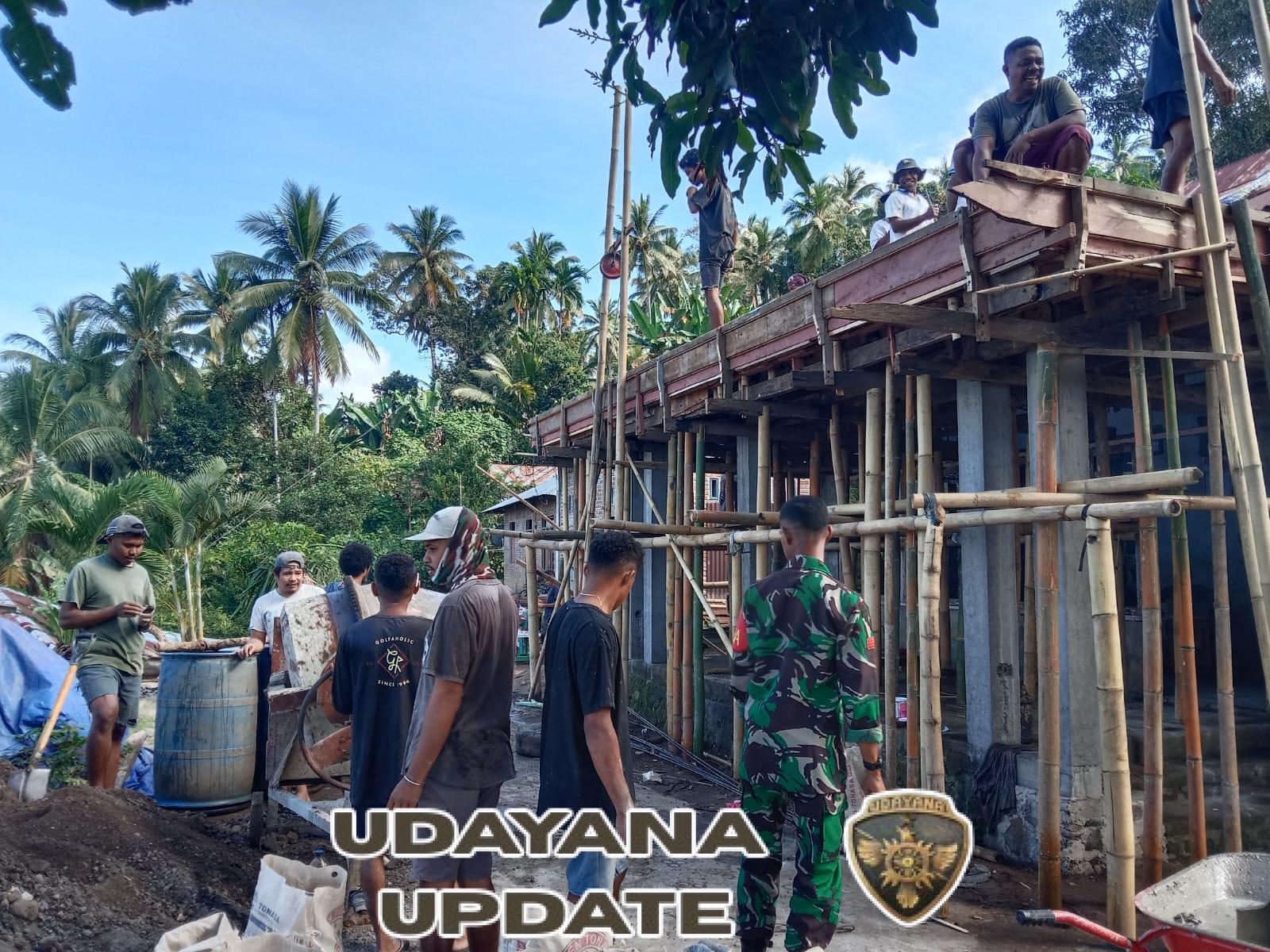 Dekat dengan Rakyat, Babinsa Koramil 1624-02/Adonara Bantu Warga Desa Horowura Bangun Rumah