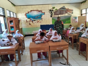 TNI Hadir di Tengah Siswa, Babinsa Seteluk Pastikan Program Makan Bergizi Gratis Berjalan Lancar
