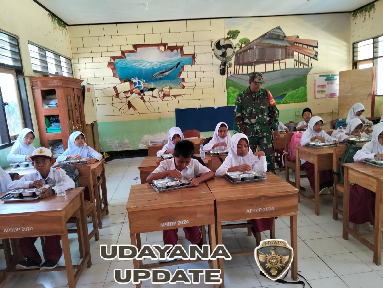 TNI Hadir di Tengah Siswa, Babinsa Seteluk Pastikan Program Makan Bergizi Gratis Berjalan Lancar