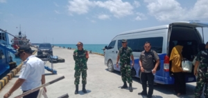 Piket Koramil 1627-01/Baa Pantau Kedatangan dan Keberangkatan Kapal Expres Bahari 8E di Pelabuhan Ba’a