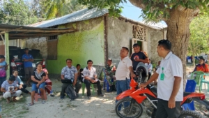 Babinsa Sertu Nelson Sine Jalin Silaturahmi dan Gotong Royong Bersama Warga Desa Loman